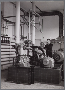WAT001003450 Koelmachine van de Apeldoornsche Machinefabrieken, voorheen Van Loog Landaal, voor de koelruimten van de ...