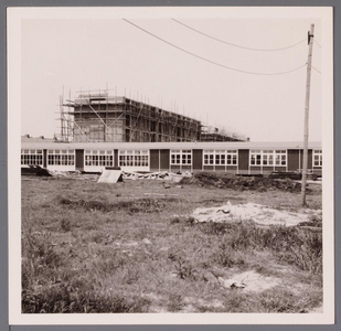 WAT001003500 Wherehuis geopend op zaterdag 23 september 1961, het werd eerst gebruikt als noodschool later als noodkerk ...