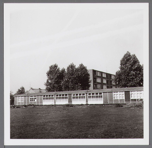 WAT001003503 Wherehuis geopend op zaterdag 23 september 1961, het werd eerst gebruikt als noodschool later als noodkerk ...