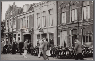 WAT001003560 Neckerdijk v.l.n.r. café Het Paradijs, daarnaast een motor en rijwielstalling (van J.Buurs) , vervolgens ...