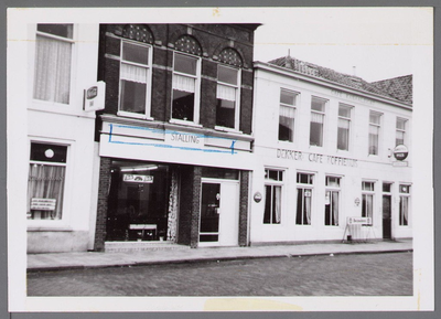 WAT001003562 Foto van links naar rechts, een café, fietsenstalling met daarnaast café Kanaalzicht/ Koffiehuis Dekkers.