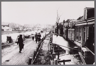 WAT001003564 Als gevolg van een zware noordwester storm brak in januari 1916 de Waterlandse Zeedijk tussen Monnickendam ...