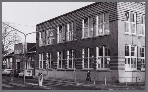 WAT001003653 Willem Eggertschool gebouwd in 1921. Amsterdamse School. In 1995 is het gebouw, op de gevels na, gesloopt. ...