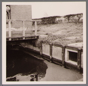 WAT001003689 Watergemaal aan het Oudelandsdijkje met rechts de inlaat.Het gebouwtje is van 1879.