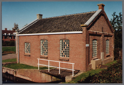 WAT001003698 Watergemaal aan het Oudelandsdijkje met rechts de inlaat.Het gebouwtje is van 1879.