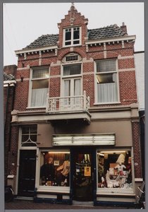 WAT001003800 Winkel met bovenwoning uit 1908. Gebouw onder architectuur van J. Plas in opdracht van mevr. Smelink-Tuin. ...