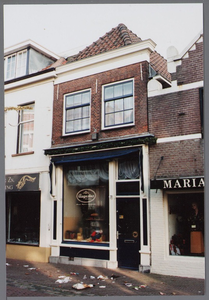 WAT001003803 Winkel met bovenwoning. Gebouwd onder architectuur van K. Westmijze in opdracht van W. van Roode. ...