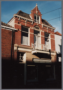 WAT001003806 Winkel met bovenwoning uit 1908. Gebouw onder architectuur van J. Plas in opdracht van mevr. Smelink-Tuin. ...