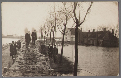 WAT001003920 Als gevolg van een zware noordwester storm brak in januari 1916 de Waterlandse Zeedijk tussen Monnickendam ...