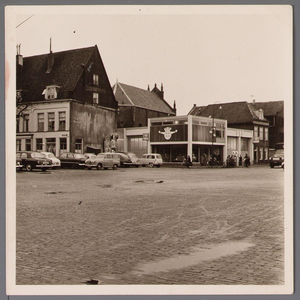 WAT001003983 In het midden de in 1958 geopende showroom en garage van DAF-dealer Van Bruggen.