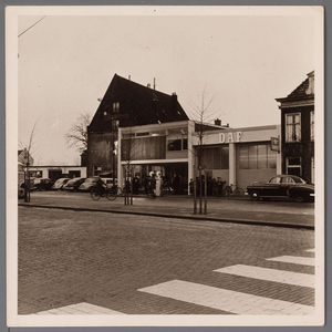 WAT001003984 In het midden de in 1958 geopende showroom en garage van DAF-dealer Van Bruggen.