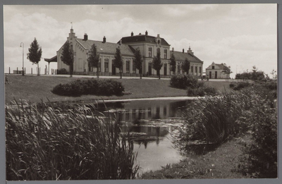 WAT001004037 Op 11 oktober 1882 kwam de eerste zandtrein in Purmerend aan voor de spoorweg naar Enkhuizen en op 12 mei ...