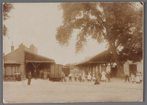 WAT001004060 Het tramstation. Vanaf 1894 reed de stoomtram van Amsterdam naar Purmerend. Één jaar later in 1895 werd de ...