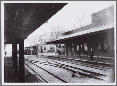 WAT001004067 Het tramstation. Vanaf 1894 reed de stoomtram van Amsterdam naar Purmerend. Één jaar later in 1895 werd de ...