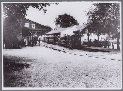 WAT001004068 Het tramstation. Vanaf 1894 reed de stoomtram van Amsterdam naar Purmerend. Één jaar later in 1895 werd de ...