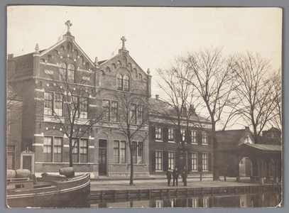 WAT001004091 Links R.K. Meisjesschool Sint Catharinaschool, rechts daarvan de woning voor de nonnen en geheel rechts ...