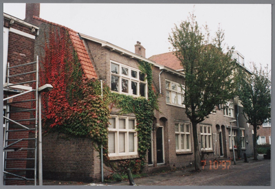 WAT001004134 Woningen. De vier per twee gespiegelde oorspronkelijke arbeiderswoningen zijn in 1911 gebouwd onder ...