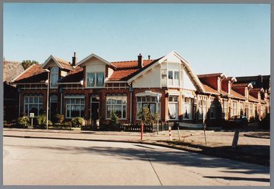 WAT001004136 9 arbeiderswoningen uit 1902 gebouwd in opdracht van Werkmansvereniging Vooruit . Bouwstijl: chaletstijl. ...