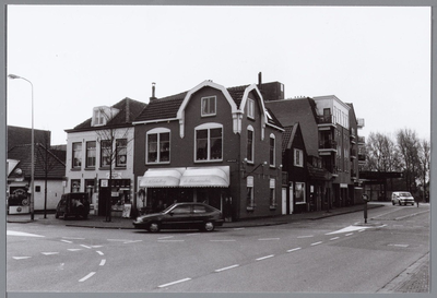 WAT001004208 Hoek Schoolplein / Nieuwstraat met links melkhandel Kuyt Nieuwstraat 4 (kleinst winkel van Purmerend), de ...