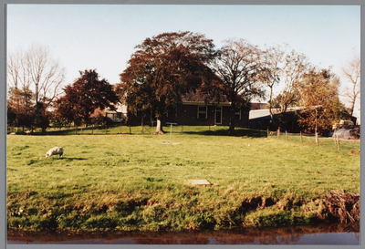WAT001004239 Stolpboerderij uit de 18e eeuw van het afgeleide Noord-Hollandse type met staart. Gemeentemonument.