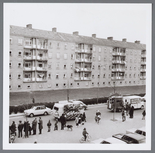 WAT001004730 Carnaval optocht op de van IJsendijkstraat.Met links, flats aan het Cavaljéplein.