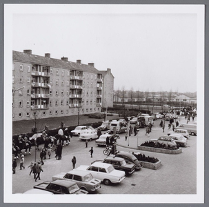 WAT001004724 Carnaval optocht op de van IJsendijkstraat.Met links, flats aan het Cavaljéplein.