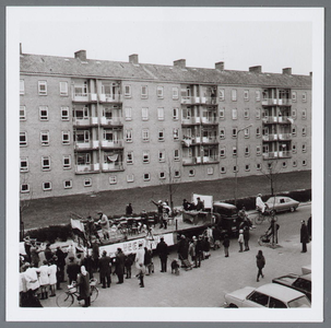 WAT001004726 Carnaval optocht op de van IJsendijkstraat.Met links, flats aan het Cavaljéplein.