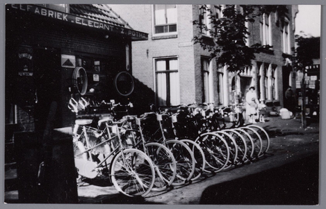 WAT001004861 Rijwielzaak van Z. Potma aan de Nieuwstraat hoek Oude Sluis.