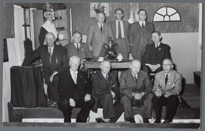 WAT001004946 Comité Purmerend Markstad, op bezoek in stand Oudheidkamer.Tentoonstelling september 1951 op het ...