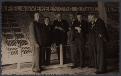 WAT001004935 Comité Purmerend Markstad.Tentoonstelling september 1946 in de Nieuwstraat. Fruit stand van B.P en O. ...