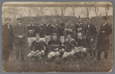 WAT001005029 Purmersteijn I elftal bestond in 1920 uit de volgende spelers:Achterste rij v.l.n.r. onbekend, Passer, ...