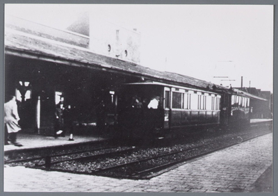 WAT001005078 Tramstation met een elektrische tram.