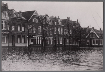 WAT001005590 Als gevolg van een zware noordwester storm brak in januari 1916 de Waterlandse Zeedijk tussen Monnickendam ...