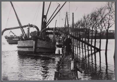 WAT001005592 Als gevolg van een zware noordwester storm brak in januari 1916 de Waterlandse Zeedijk tussen Monnickendam ...