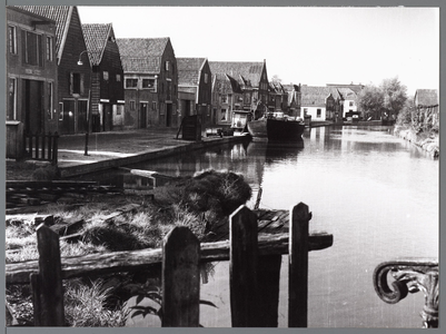 WAT001007965 Links voor helling van de scheepswerf van de familie Moerbeek. Vroeger was hier de scheepswerf 'De Munnik' ...