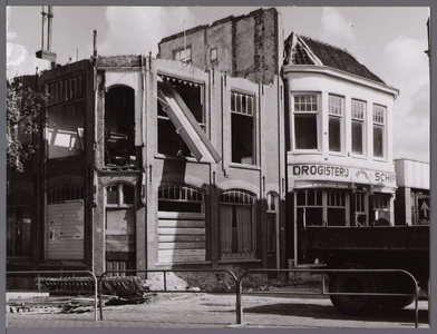 WAT001008154 Sloop hoek Bultstraat/ Nieuwstraat i.v.m. nieuwbouw Willem Eggert Centrum. Links vooraan Nieuwstraat 55,57 ...