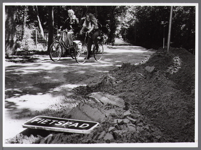 WAT001008266 Het fietspad wordt verbreed, Kooimanpark.