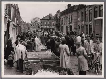 WAT001008373 Pinkster drie.De varkensmarkt. Tot 1973 werd er op dinsdag de varkensmarkt gehouden in de Willem ...