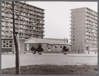 WAT001008469 Midden voor: eerste wijkgebouw Het Noot'' aan de Henri Dunantstraat, Met op de achtergrond, aan aantal ...