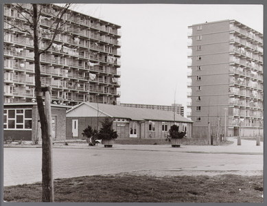 WAT001008469 Midden voor: eerste wijkgebouw Het Noot'' aan de Henri Dunantstraat, Met op de achtergrond, aan aantal ...