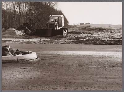 WAT001008501 Links: begraafplaats, rechts : aanleg oprit voor een toekomstige brug over Purmerringvaart.