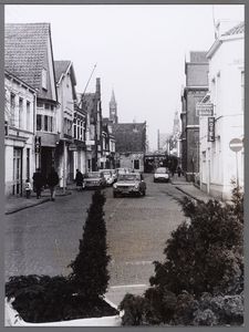 WAT001008530 Doorkijk over Gouw, Hoogstraat naar de Kaasmarkt, vanaf Tramplein gezien. Rechts achter : toren Lutherse ...