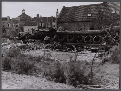 WAT001008646 Restanten cacaofabriek Karhof.Verbrand in juli 1966.Links achter: de Koepelkerk.