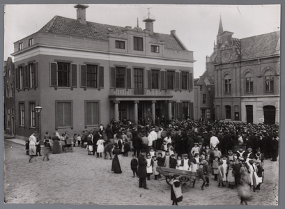 WAT001008820 Het oude Stadhuis te Purmerend, afgebroken in 1911. Het gebouw is eerder tweemaal verbouwd en in 1633 door ...