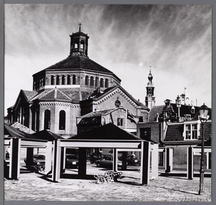 WAT001008887 Op de achtergrond de Koepelkerk uit 1853, gebouwd in opdracht van de Hervormde gemeente. Het ontwerp was ...