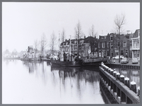 WAT001008929 Kanaalkade, van thuisbrug gezien in de richting Beemster. Het water is het Noord-Hollands kanaal, ofwel, ...