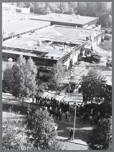 WAT001008977 Op 13 oktober 1980 ontstond een grote brand in het Makado-winkelcentrum aan het J.F.Kennedyplein. Van de ...