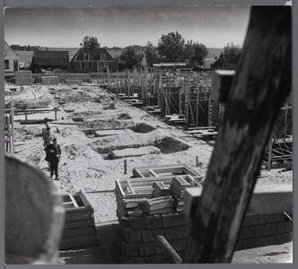 WAT001009193 Hazepolder, met uitvoerder Stam, metselaar Jac. Frooi (Nieuwe Wormer) , Abraham Kuyperstraat met zicht op ...