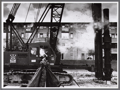 WAT001009285 Eerste paal rode kruis- en brandweergebouw.