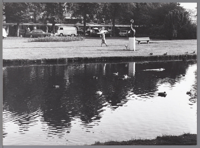 WAT001009426 Markt aan de Nieuwegracht. Rechts vooraan een beeld.